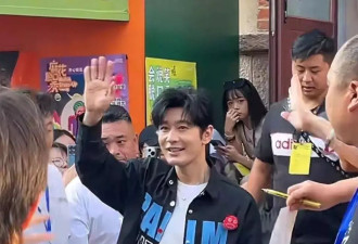 黄晓明青岛街头被拍，假发分层尴尬遭围观