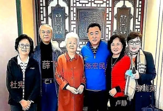 年逾七旬的杜宪身穿朴实服饰现身聚会