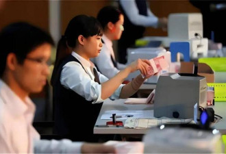金饭碗彻底凉了！年轻人扎堆辞职