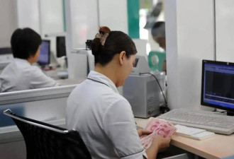 金饭碗彻底凉了！年轻人扎堆辞职