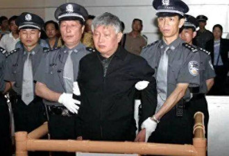 从功臣到死刑犯 高官逃亡三个月头发全白