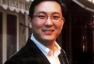 她是密春雷前妻，独居崇明岛养龙凤胎