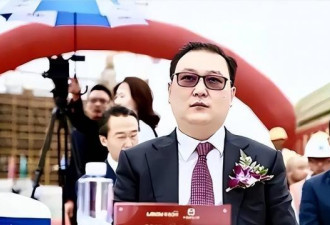 她是密春雷前妻，独居崇明岛养龙凤胎