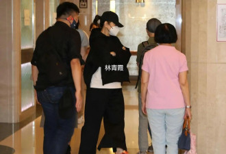 75岁施南生去世,一生无儿无女，徐克悲伤送别前妻