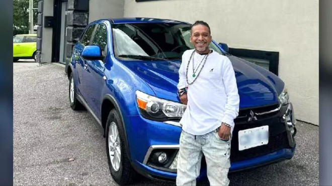 Adam Mirza 与父母的 2019 款 Mitsubishi RVR Se 一同出现在照片中。