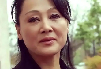 王姬现在的生活 人在美国 女儿女婿留北京老房 她还在咬牙照顾33岁病儿子