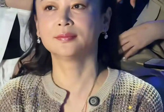 57岁陈红参加活动 气色红润端庄大气状态佳