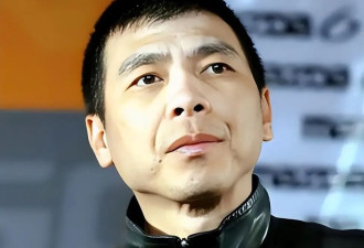 冯小刚这下老实了 坐头等舱脑袋全是斑块