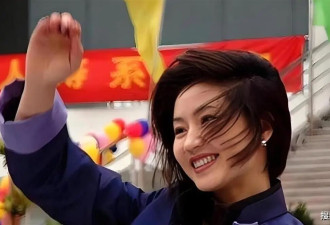 54岁王小丫罕见露面！淡出央视10年，和第二任丈夫在泉州低调丁克