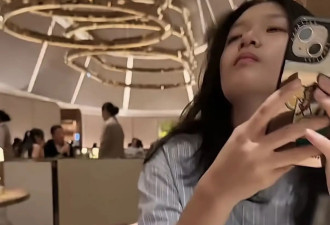 玥儿终于脱掉大白T，条纹衬衫挽起衣袖干净大气，模样纯美真像大S