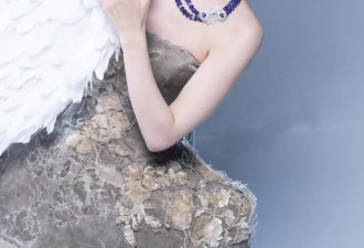 周冬雨嘉人羽翼大片封神！指尖羽毛美甲太绝，温柔又高级