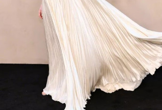 43岁安妮·海瑟薇挺孕肚亮相红毯!宝宝是"最美配饰"