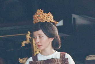 杨幂新剧老年妆路透曝光 秒变“暮年太后”充满威严