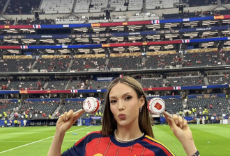 谷爱凌穿西班牙球衣观战世界杯 活力清爽尽显明艳气场