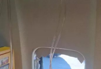 丈夫差点被吸出客机窗外！妻紧抓双腿:要死就一起死