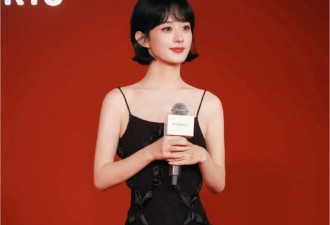 赵丽颖换回短卷发美到封神！一袭黑裙清冷高级，女神氛围感拉满