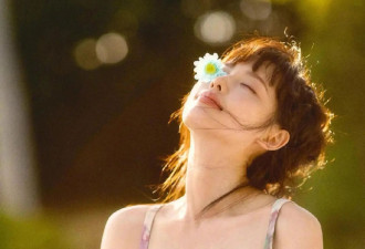 40岁张嘉倪离婚后首次晒美照，一改往日端正典雅，展现极致性感