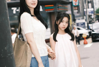 46岁董璇带女儿小酒窝韩国度假 穿搭韩系氛围拉