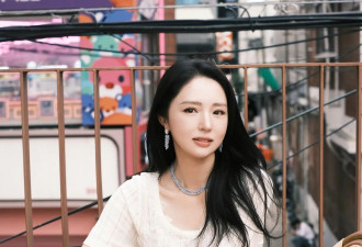 46岁董璇带女儿小酒窝韩国度假 穿搭韩系氛围拉