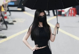 虞书欣横店通勤穿搭走红被称横店时装周！夸张词条引发网友吐槽！