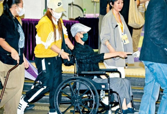 香港知名男星坐轮椅送别恩师，身形更加消瘦