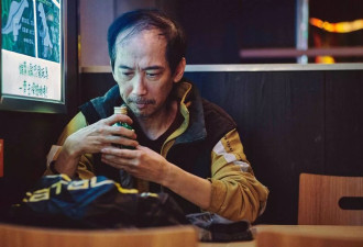 香港知名男星坐轮椅送别恩师，身形更加消瘦