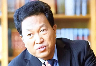 他出门要12名女秘书陪伴，敛财百亿成首富