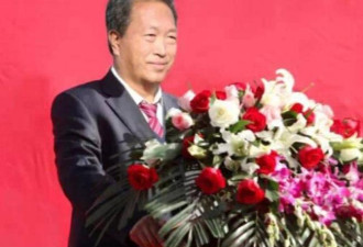 他出门要12名女秘书陪伴，敛财百亿成首富