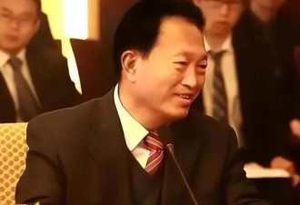 他出门要12名女秘书陪伴，敛财百亿成首富