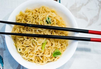 专家警告10种泡面错误吃法 小心肾脏危机