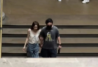 王思聪带女友国外度假，懒懒穿小背心配阔腿裤