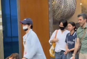 梁咏琪一家三口走在上海安福路街头，混血女儿很美