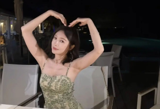 47岁秦岚马尔代夫庆生，穿吊带裙清凉甜美好少女，不婚不育真抗老