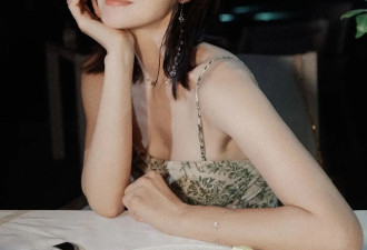 47岁秦岚马尔代夫庆生，穿吊带裙清凉甜美好少女，不婚不育真抗老