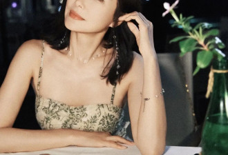 47岁秦岚马尔代夫庆生，穿吊带裙清凉甜美好少女，不婚不育真抗老