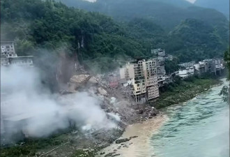重庆彭水山体崩塌，有幸存者从江中浮起