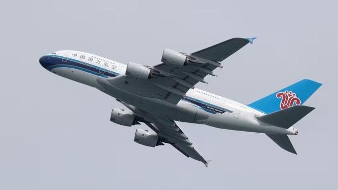 中国南方航空的空客 A380-800 飞机于 2020 年 10 月在澳大利亚悉尼机场起飞。