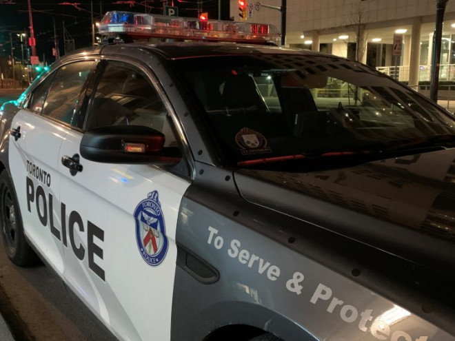 多伦多警方车辆夜间巡逻照