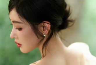 张天爱晒出参加某活动美照，抹胸长裙无法阻挡她的性感美，网友赞