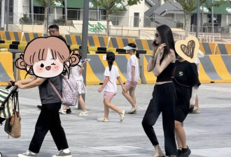 何穗阿那亚遛娃，小背心配喇叭裤瘦又美