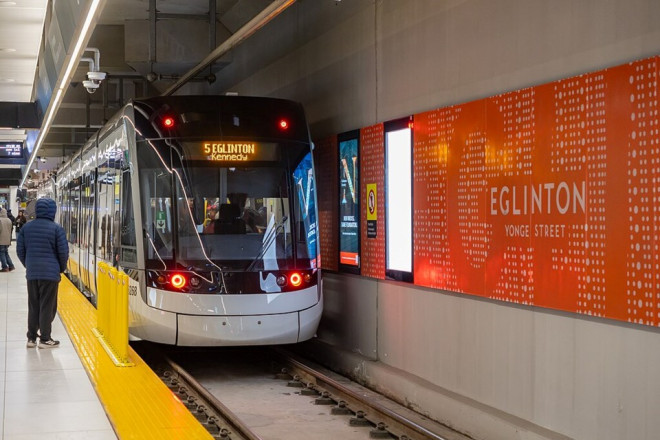 5 号线 Eglinton LRT 东向列车在 Eglinton 站