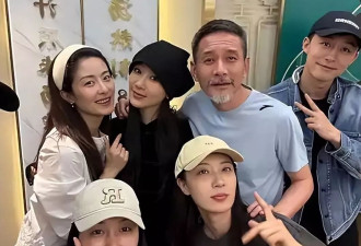 田小洁近况曝光！手揽年轻女星，56岁老的认不出