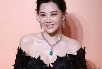 “许晴”太丰满了！穿抹胸裙凹凸感藏不住，我感慨资本果然会选人