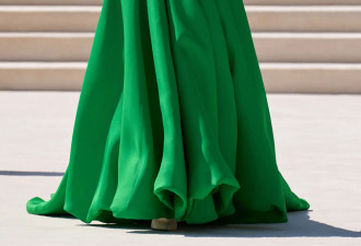 除了机车包，Balenciaga的服装才是真正顶流