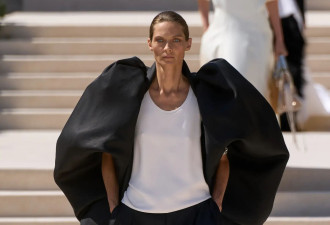 除了机车包，Balenciaga的服装才是真正顶流