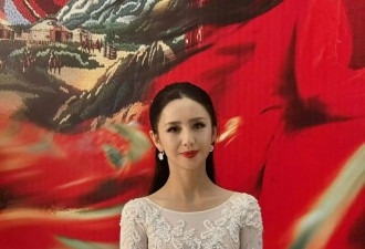 42岁佟丽娅出席某活动，晒最新性感美照，网友：自信后太亮眼