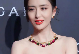 42岁佟丽娅出席某活动，晒最新性感美照，网友：自信后太亮眼
