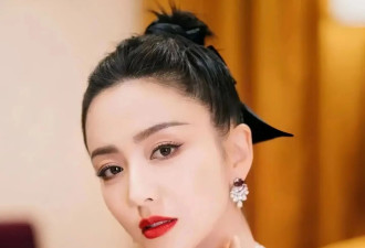 42岁佟丽娅出席某活动，晒最新性感美照，网友：自信后太亮眼