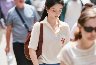 32岁杨紫找对风格美出新高度 Polo衫搭百褶裙