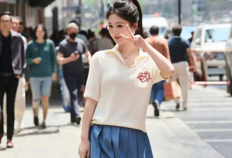 32岁杨紫找对风格美出新高度 Polo衫搭百褶裙